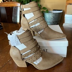 Beast Fashion Arisa Ankle Boots Size 8 New in Box Taupe Faux Leather